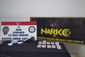 &Ouml;demiş il&ccedil;esinde, polis ekipleri tarafından durdurulan ve i&ccedil;erisinde 1'i kadın