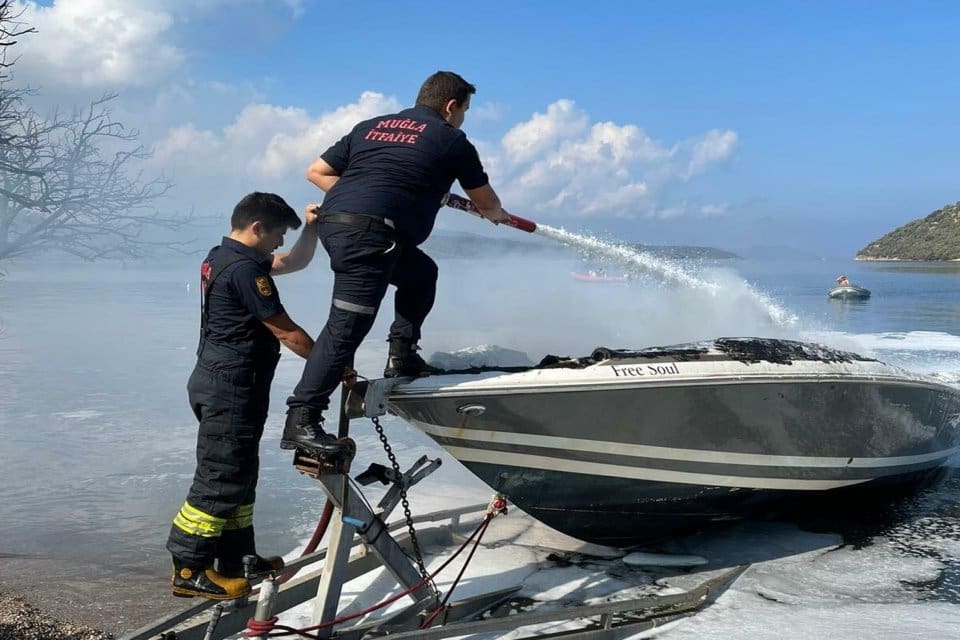 MUĞLA'nın Marmaris il&ccedil;esinde iskelede demirli bulunan s&uuml;rat teknesi, &ccedil;ıkan yangında