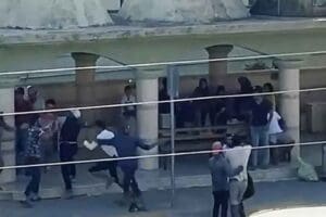 MUĞLA'nın Fethiye il&ccedil;esinde, Suriye uyruklu kişiler arasında cep telefonu alışverişi
