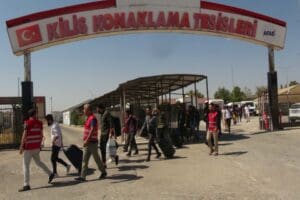 T&uuml;rkiye'deki Suriyelilerin &uuml;lkelerine g&ouml;n&uuml;ll&uuml; geri d&ouml;n&uuml;şleri s&uuml;r&uuml;yor. G&uuml;nde ortalama 1000-1500