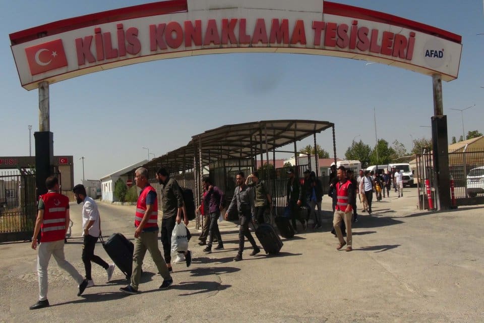 T&uuml;rkiye'deki Suriyelilerin &uuml;lkelerine g&ouml;n&uuml;ll&uuml; geri d&ouml;n&uuml;şleri s&uuml;r&uuml;yor. G&uuml;nde ortalama 1000-1500