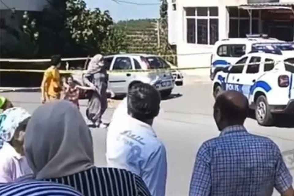 İZMİR'in Karabağlar il&ccedil;esinde, s&uuml;r&uuml;c&uuml;s&uuml; Ayşe Y.'nin (45) fren yerine gaza