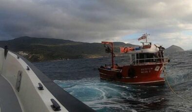 Sürüklenen balıkçı teknesini sahil güvenlik kurtardı