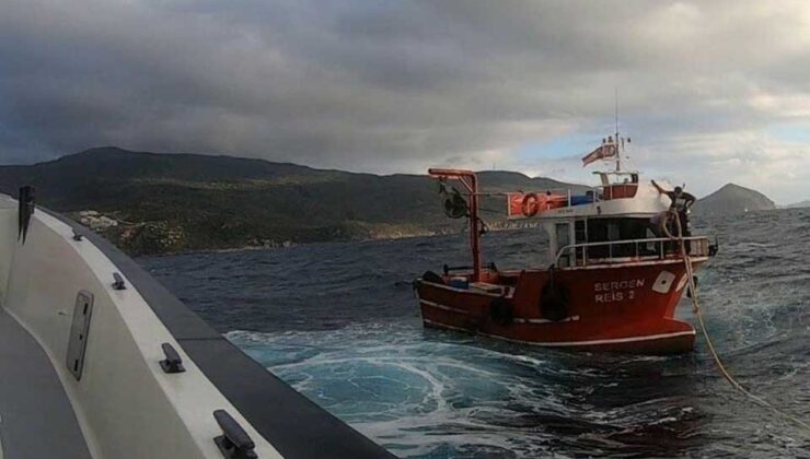Sürüklenen balıkçı teknesini sahil güvenlik kurtardı