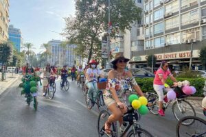 İzmir'de, kadınların toplumda g&ouml;r&uuml;n&uuml;rl&uuml;ğ&uuml;n&uuml; sağlamak ve g&uuml;venli bisiklet s&uuml;rmeye teşvik