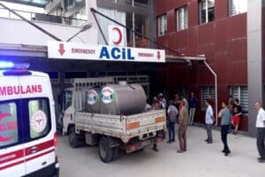 Manisa'nın Selendi il&ccedil;esinde, &uuml;zerinde s&uuml;t tanklarının bulunduğu kamyonetin &ccedil;arptığı 7