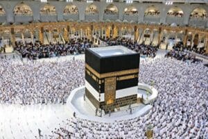 Suudi Arabistan t&uuml;m vize t&uuml;rlerine umre yapma izni verdiğini a&ccedil;ıkladı.