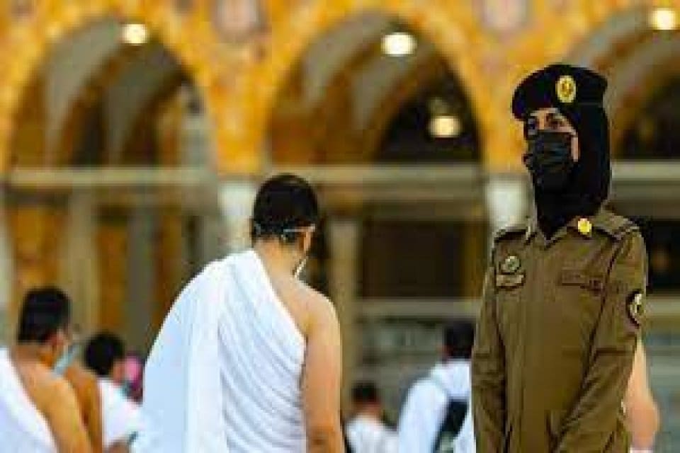 Toplumsal hayatı d&uuml;zenleyen katı kuralların gevşetildiği Suudi Arabistan'da kadın g&uuml;venlik