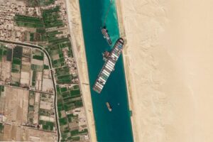 Mısır Cumhurbaşkanı M&uuml;steşarı, karaya oturan geminin y&uuml;zd&uuml;r&uuml;lme işleminin başarıyla tamamlandığını