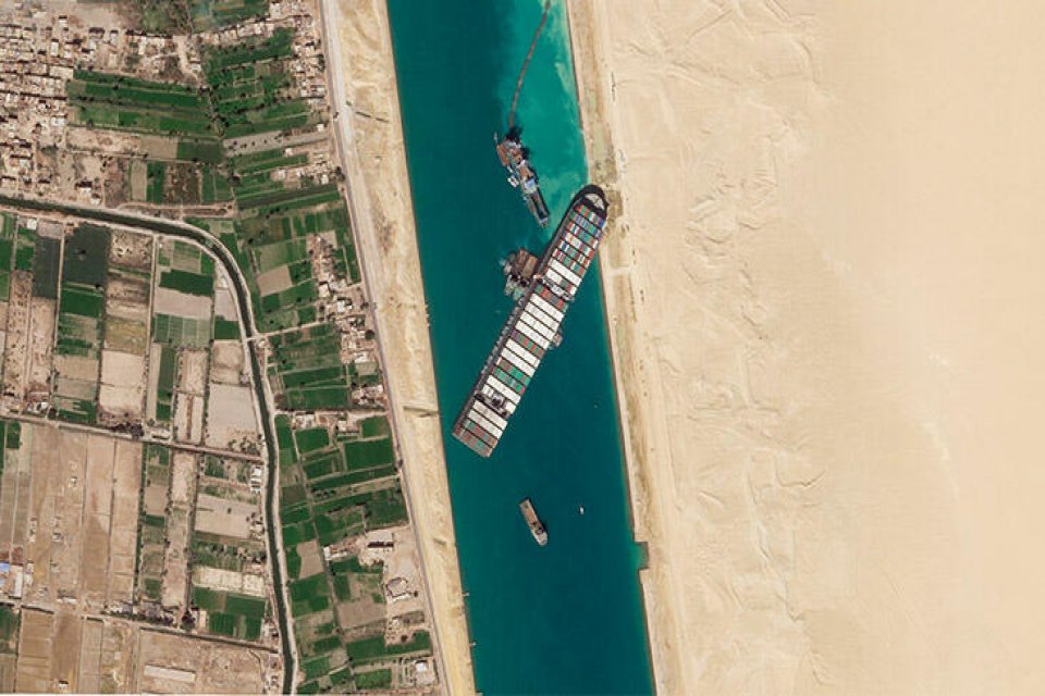 Mısır Cumhurbaşkanı M&uuml;steşarı, karaya oturan geminin y&uuml;zd&uuml;r&uuml;lme işleminin başarıyla tamamlandığını