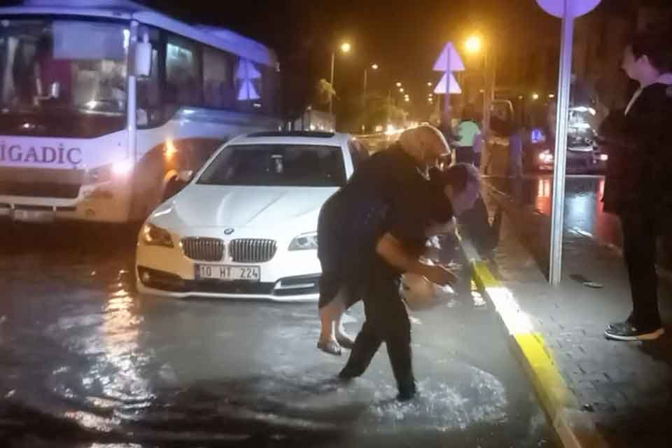 BALIKESİR'de g&ouml;k g&uuml;r&uuml;lt&uuml;l&uuml; sağanak g&uuml;nl&uuml;k yaşamı olumsuz etkilerken, bir kişi,