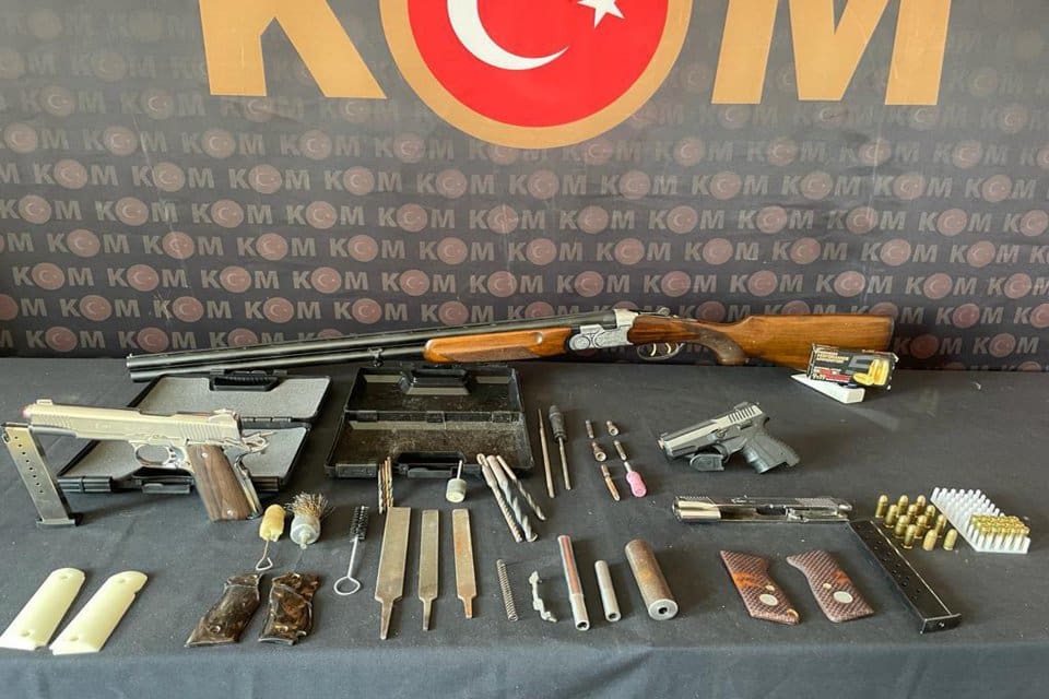 İzmir'in &Ouml;demiş il&ccedil;esinde, polis ekipleri kuru sıkıdan bozma tabanca imalatı