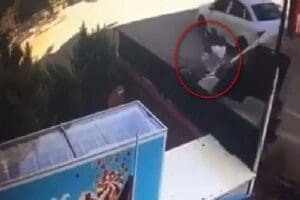 Sancaktepe&rsquo;de bir kişi, eşini taciz eden&nbsp;adama&nbsp;ara&ccedil;la vurarak metrelerce s&uuml;r&uuml;kledi. Yaşanan