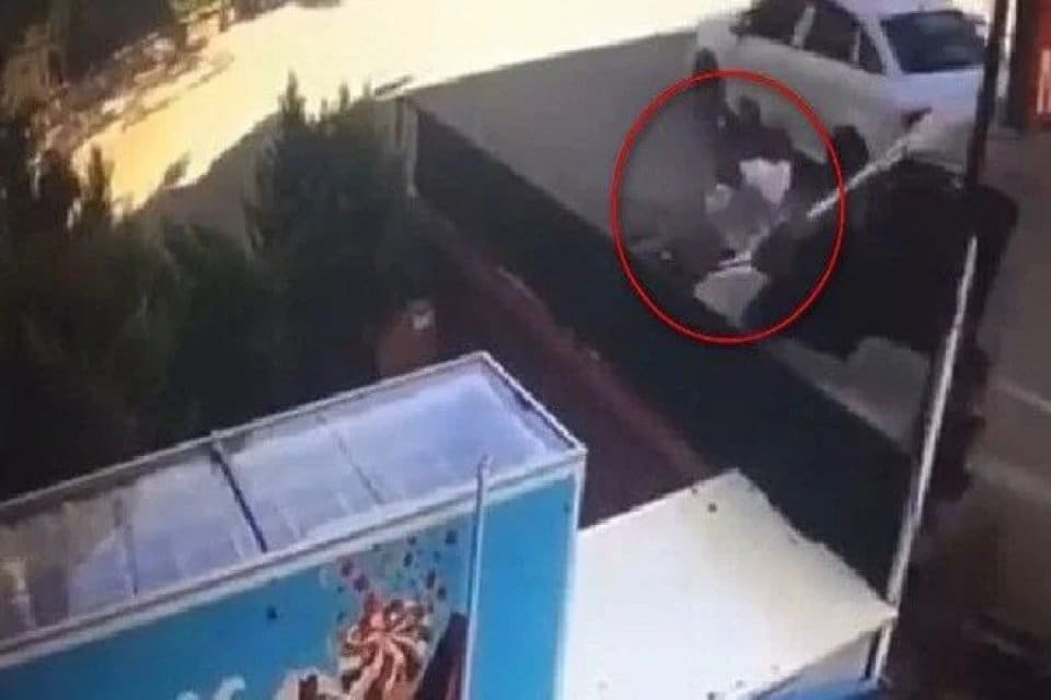 Sancaktepe&rsquo;de bir kişi, eşini taciz eden&nbsp;adama&nbsp;ara&ccedil;la vurarak metrelerce s&uuml;r&uuml;kledi. Yaşanan