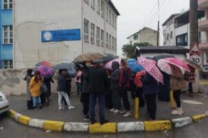 İzmir'in Buca il&ccedil;esinde, bir ilkokula dışarıdan gelen 18 yaşından k&uuml;&ccedil;&uuml;k