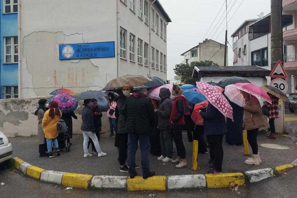 İzmir'in Buca il&ccedil;esinde, bir ilkokula dışarıdan gelen 18 yaşından k&uuml;&ccedil;&uuml;k
