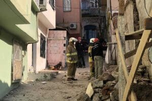 İzmir'in Konak il&ccedil;esinde, tadilatı s&uuml;ren tek katlı evin &ccedil;atısı &ccedil;&ouml;kt&uuml;.