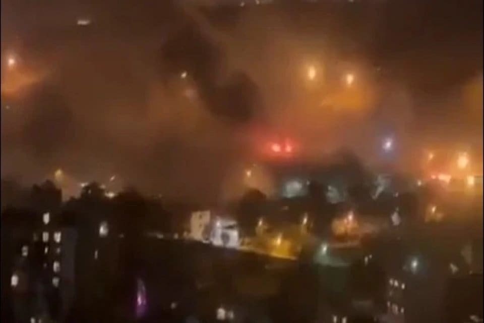 İran&rsquo;ın başkenti Tahran&rsquo;da bulunan Evin Hapishanesi'nden &ccedil;atışma ve siren seslerinin