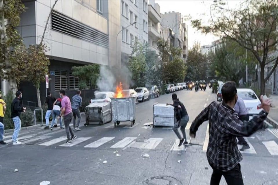 İran'da nispeten sakin ge&ccedil;en birka&ccedil; g&uuml;n&uuml;n ardından Mahsa Emini protestoları