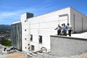 Karabağlar Belediyesi’nin İzmir Büyükşehir Belediyesi işbirliğiyle yapımını sürdürdüğü Tahsin Yazıcı