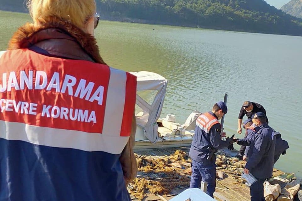 İzmir'in Menderes il&ccedil;esinde av yasağı olan Tahtalı Barajı'nda ağ atarak