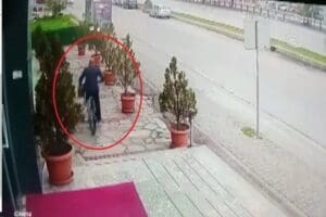 Samsun'un Atakum il&ccedil;esinde okul &ouml;n&uuml;ndeki bisikleti &ccedil;alan, g&uuml;venlik kamerasına yansıyan