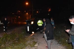 İzmir'in Konak il&ccedil;esinde, s&uuml;r&uuml;c&uuml;s&uuml;n&uuml;n kontrol&uuml;nden &ccedil;ıkan hafif ticari ara&ccedil;, takla