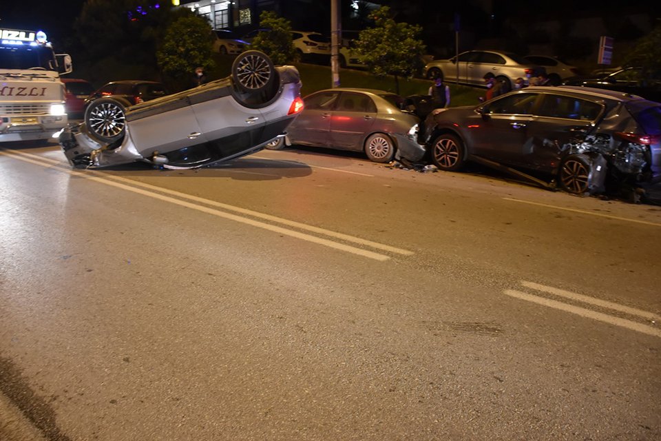İzmir'in Karabağlar ilçesinde, sürücüsünün kontrolünü kaybettiği cip, park halindeki cipe
