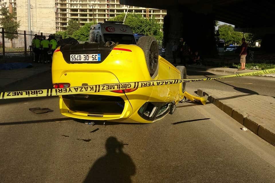 İzmir'in Konak il&ccedil;esinde, s&uuml;r&uuml;c&uuml;s&uuml;n&uuml;n kontrol&uuml;nden &ccedil;ıkıp takla atan otomobil, kaldırımda