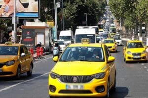 İstanbul Zeytinburnu&rsquo;nda bir cip s&uuml;r&uuml;c&uuml;s&uuml; tartıştığı taksicinin aracına &ccedil;arptı. S&uuml;r&uuml;c&uuml;lerin