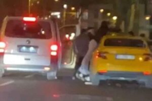 Beyoğlu'nda trafikte &ccedil;ıkan tartışmada ara&ccedil;tan inen grup sopalarla taksiciye saldırdı.