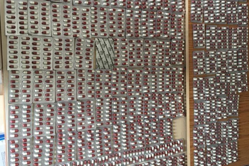 İzmir'in Bergama ilçesinde, polis ekiplerince durdurulan bir takside yapılan aramada 2