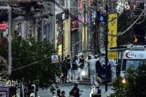 D&uuml;nya g&uuml;ndemi, İstanbul'da meydana gelen ter&ouml;r saldırısıyla sarsıldı.&nbsp;&nbsp;D&uuml;n &ouml;ğleden sonra