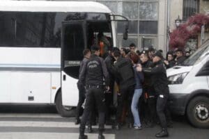 1 Mayıs i&ccedil;in Taksim&rsquo;e &ccedil;ıkmak isteyen emek&ccedil;ilere m&uuml;dahale eden polis,