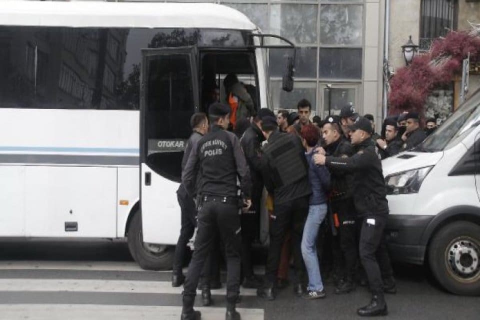 1 Mayıs i&ccedil;in Taksim&rsquo;e &ccedil;ıkmak isteyen emek&ccedil;ilere m&uuml;dahale eden polis,