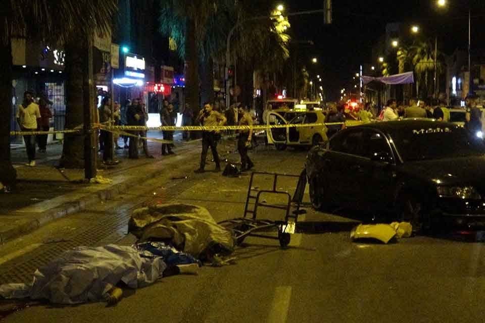 İZMİR'in Konak il&ccedil;esinde, taksi &ouml;nce kağıt toplayıcısına ardından arkasındaki park