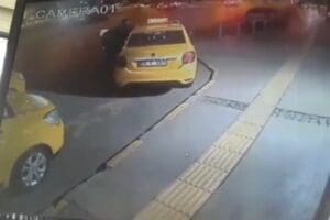 Bornova'da anahtarı kontak &uuml;zerinde bulunan taksiyi &ccedil;alan E.D.'nin ka&ccedil;arken 5