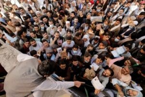 Taliban y&ouml;netimi, Afganistan'da 15 Ağustos'ta durdurulan pasaport dağıtımına yeniden başladı.
