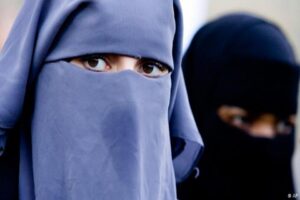 Afganistan'da Taliban y&ouml;netimi kadınlara v&uuml;cutlarının tamamını &ouml;rten burka giyme zorunluluğu