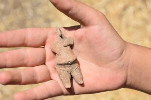 İZMİR'in Kemalpaşa ilçesindeki Ulucak Höyüğü'nde 7 bin 800 yıllık kadın