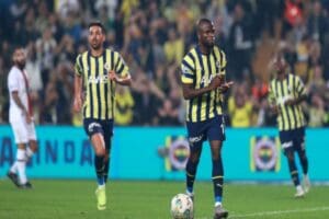 S&uuml;per Lig&rsquo;de Fenerbah&ccedil;e, Karag&uuml;mr&uuml;k&rsquo;&uuml; kendi sahasında konuk etti. 3 penaltı