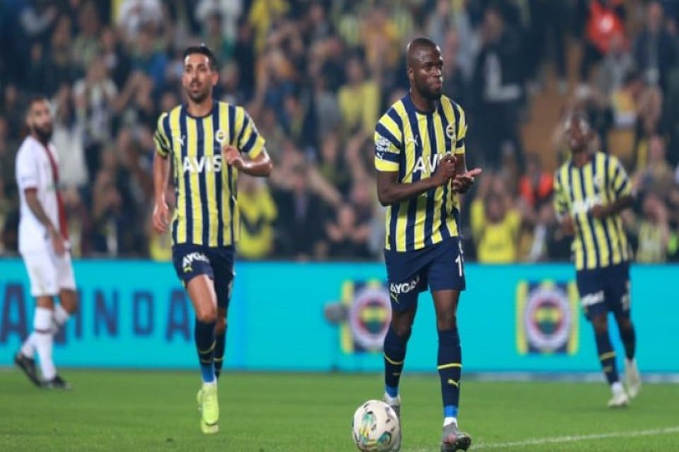 S&uuml;per Lig&rsquo;de Fenerbah&ccedil;e, Karag&uuml;mr&uuml;k&rsquo;&uuml; kendi sahasında konuk etti. 3 penaltı