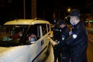 İzmir'in Buca il&ccedil;esinde, polis ekipleri genel asayiş ve tam kapanma