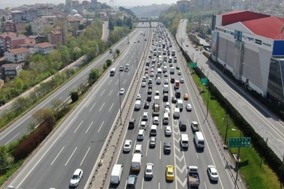 Tam kapanmanın ilk g&uuml;n&uuml;nde b&uuml;y&uuml;kşehirlerin sokakları, caddeleri, toplu taşıma ara&ccedil;ları