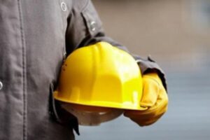 İzmir'in Bornova ilçesinde, bir iş yerinin çatısını onarmak için çatıya