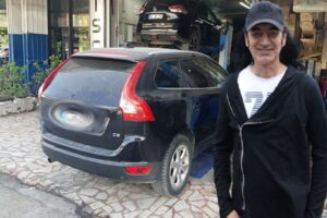 Adana'da sanat&ccedil;ı Murat Kekilli'nin motor arızası nedeniyle &ccedil;ekici ile tamirhaneye
