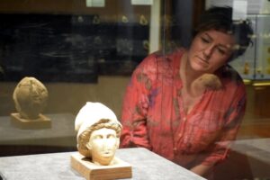 MİTOLOJİDE savaş ve barışın tanrı&ccedil;ası miğfer takan 'Athena'nın tasvir edildiği