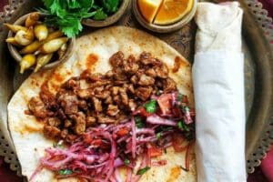 İstanbul Kadık&ouml;y'de, her g&uuml;n y&uuml;zlerce kişinin yemek yediği bir tantunicide