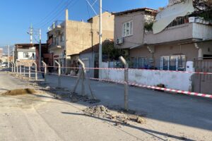 İzmir'in Bornova ilçesinde, 400 metre uzunluğundaki bir sokaktaki yolun 200