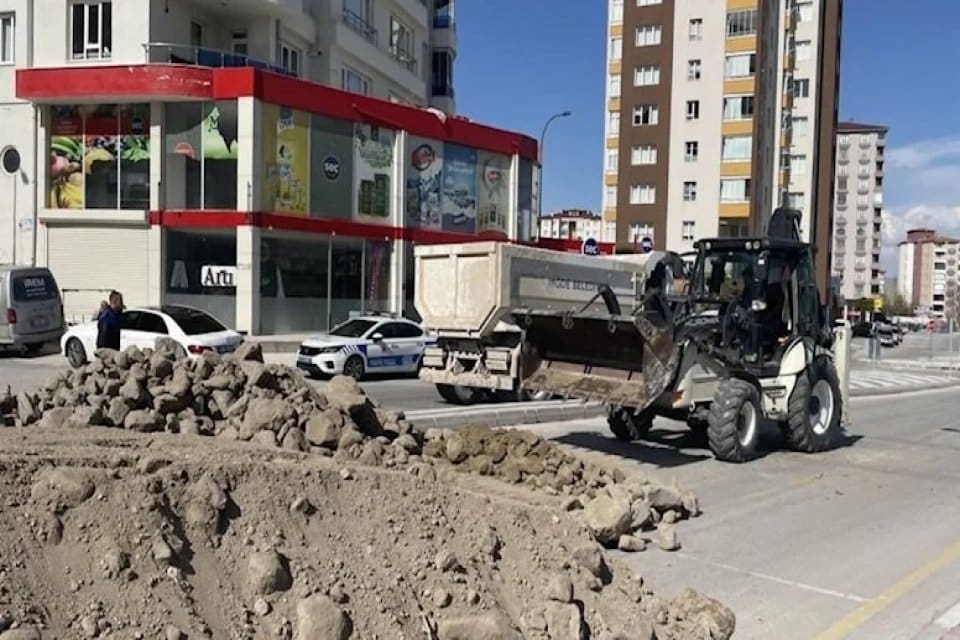 Niğde'de bir kişi tapulu arazisinden ge&ccedil;tiğini ileri s&uuml;rd&uuml;ğ&uuml; yolu ulaşıma
